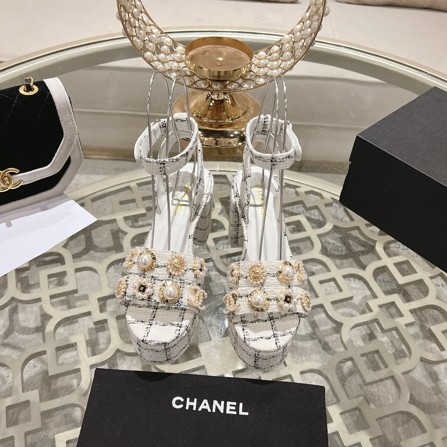 👟👟Ex-factory price 580👟👟 𝐂𝐇𝐀𝐍𝐄𝐋 | Xiaoxiang 25𝐬𝐬Spring and summer new products Counter classic catwalk models New series of high-heeled and waterproof platform sandals〰 A must-have in the fashion circle, the combination will interpret the meticulous, minimalist and classic elements that will never fade away It shows a unique dressing style that is too beautiful to say. A must-have for summer... Upper: Highly customized original specific fabrics. Lining: imported sheepskin lining. Outsole: original molded non-slip outsole. Heel height: 12cm. Waterproof platform: 2.5cm. Size: 35-39 (40.41.42 customization is not returnable)